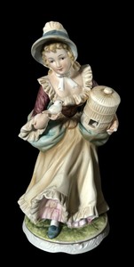 lot 616 image: Classic Gallery Collection Figurine C-6639