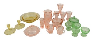 lot 455 image: Variety of Vintage Childrens Dishes