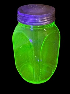 lot 37C image: Vintage Uranium Glass Shaker