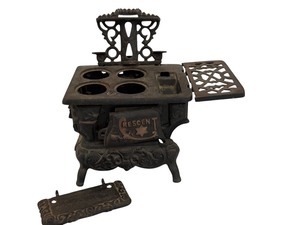 lot 464 image: Vintage Childrens Crescent Cast Iron Stove