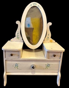 lot 546 image: Pretty Large Doll Vanity