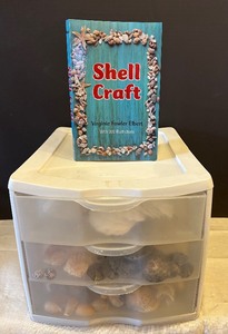 lot 541 image: Wonderful Crafting Seashells with Shell Craft Book