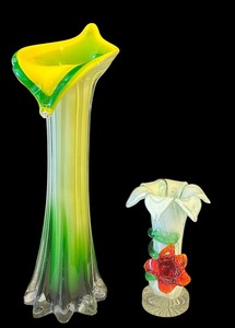 lot 359 image: Beautiful Vibrant Art Glass Style Vases