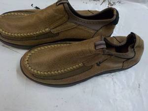 lot 90 image: Leather Slip Ons - guessing Mens 9...