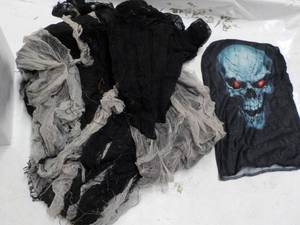lot 142 image: Halloween Dcor...