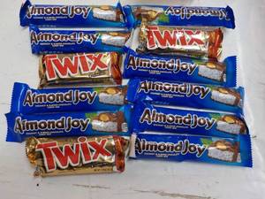 lot 348 image: Candy Bars...