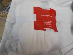 lot 14 image: Wondershop Plush Pom Pom Blanket 66...