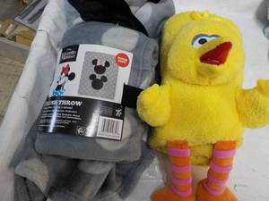 lot 18 image: Minnie Mouse and Pt Blankets...