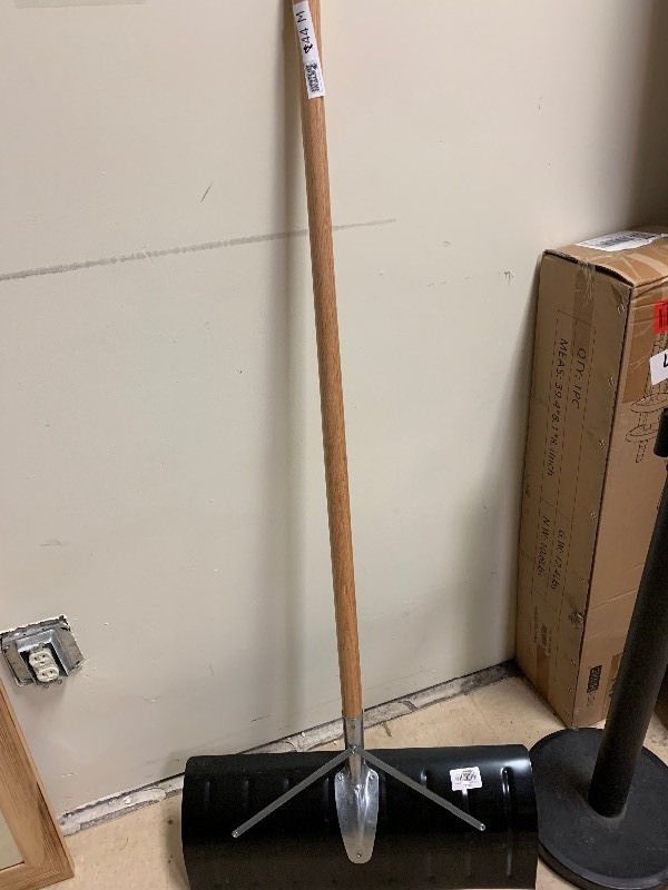 lot 44 image: Tru Temper Shovel