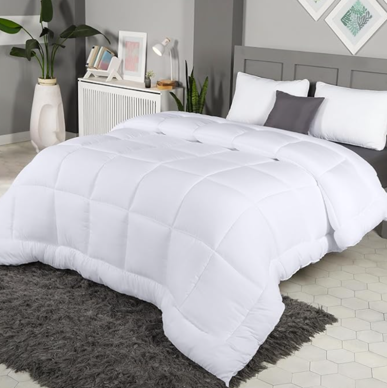 lot 71 image: Full Size All Season Comforter