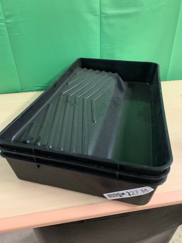 lot 127 image: Deluxe 18 Plastic Rolling Tray