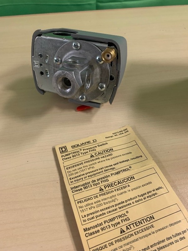 lot 158 image: Schneider Electric Square D 9013GHG2J63 Pressure Switch, Side, DPST, 145-175PSI, Grey, Automatic, Pressure Sensitive