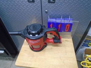 Milwaukee 18 volt compact vacuum. Looks nearly new. No battery. Unable to fully test. As shown.