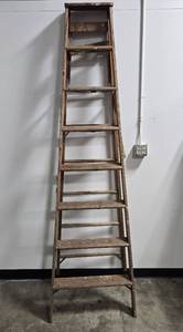 lot 18 image: Vintage Wooden Step Ladder with 7 Rungs