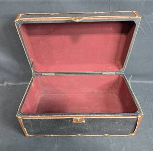 lot 38 image: Decorative Countertop Storage Box with London Guard Design