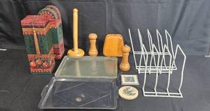 lot 111 image: Decorative Kitchen and Dining Accessories Set