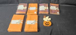 lot 284 image: Williams-Sonoma Set of Thanksgiving Themed Placemats and Napkins with Decor