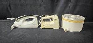 lot 22 image: Lot of 3 Small Kitchen Appliances - Food steamer and hand mixer bases untested