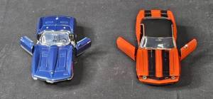 lot 51 image: Franklin Mint 124 Scale 1969 Chevrolet Camaro Z-28 and 1965 Corvette Model Cars