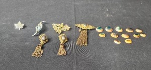 lot 65 image: Set of Vintage Brooches, Earrings and Faux Shell Buttons