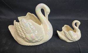lot 122 image: Pair of Swan Figurines from Ritz Carlton