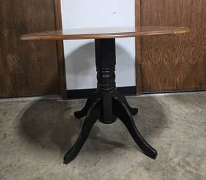 lot 171 image: Wooden Pedestal Dining Table with Expandable Hinged Top