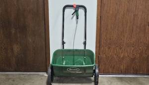 lot 205 image: Scotts AccuGreen 3000 Drop Spreader
