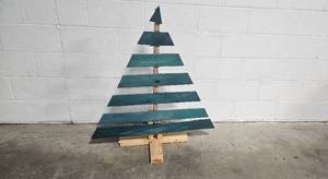 lot 220 image: Rustic Wooden Christmas Tree Decoration