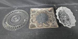 lot 261 image: Set of 3 Decorative Serving Platters