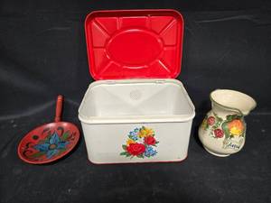 lot 277 image: Set of Hand Painted Italian Home Decor Items