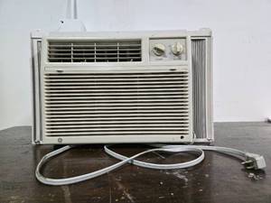 lot 296 image: Used Window Air Conditioner with Adjustable Settings - untested