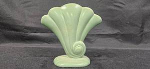 lot 236 image: Vintage Red Wing Pottery Vase Model 892