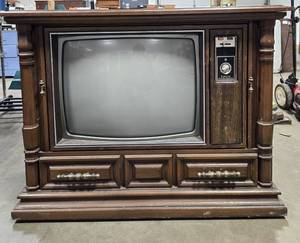 lot 301 image: Vintage Zenith Solid State Chromacolor II Console Television