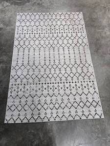 lot 316 image: Modern Geometric Pattern Area Rug