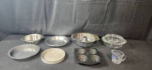 lot 320 image: Collection of 8 Baking Pans and Dishes
