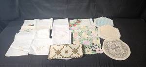 lot 370 image: Collection of Vintage Embroidered and Crocheted Linen Napkins and Doilies