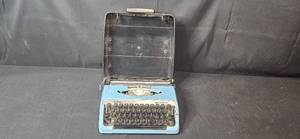 lot 374 image: Vintage Brother Charger 11 Manual Typewriter with Carrying Case