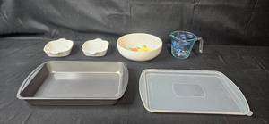 lot 446 image: Set of Kitchen Bakeware and Measuring Cup