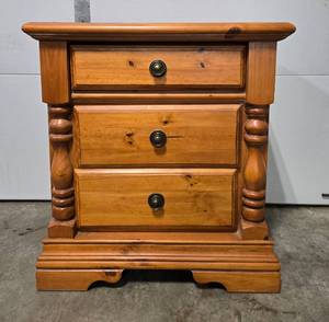 lot 437 image: Solid Pine Wood 3-Drawer Nightstand