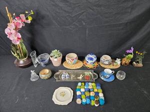 lot 417 image: Assorted Decorative Ornaments and Pottery Collection