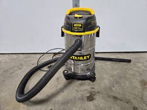 lot 463 image: Stanley 4.5 Peak HP 5-Gallon WetDry Vacuum Cleaner