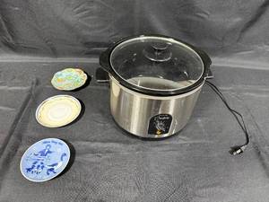 lot 392 image: West Bend Crockery Slow Cooker with Set of 3 Decorative Plates