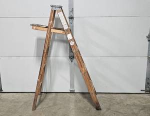lot 491 image: Used Wooden Step Ladder with 5 Steps
