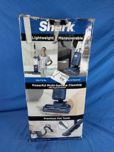 lot 150 image: Shark Navigator Light Upright Vacuum