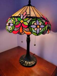 lot 4 image: Vibrant Tiffany Style Stained Glass Table Lamp, A
