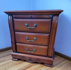 lot 16 image: Elegant Carved Base 3 Drawer Night Stand