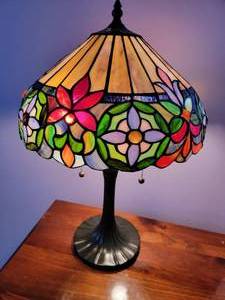 lot 5 image: Vibrant Tiffany Style Stained Glass Table Lamp, B
