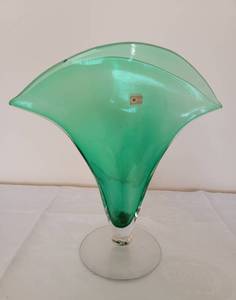 lot 113 image: Vintage Green Blenko Fan Vase
