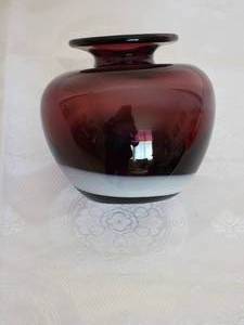 lot 117 image: Plum Art Glass Squat Vase with White Swirl Accent
