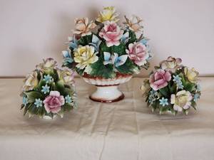 lot 216 image: Capo di Monte 3 pc Floral Bouquet